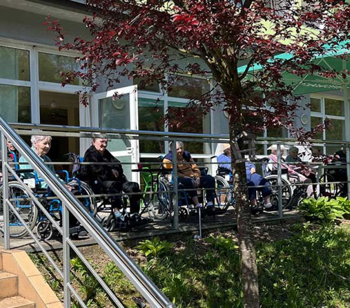 Naši seniori si užili jarné slnko na spoločnom posedení na terase. Nechýbala dobrá nálada, rozhovory a spoločná káva.