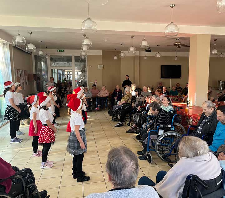 Predvianočné chvíle spríjemnili deti z miestnej školy, ktoré pripravili kultúrny program plný piesní, tanca a úsmevov.